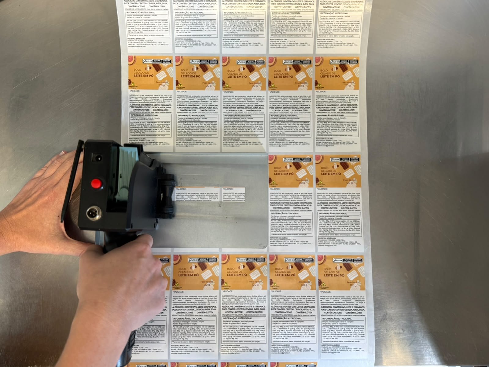 Equipe etiquetando os produtos com o datador