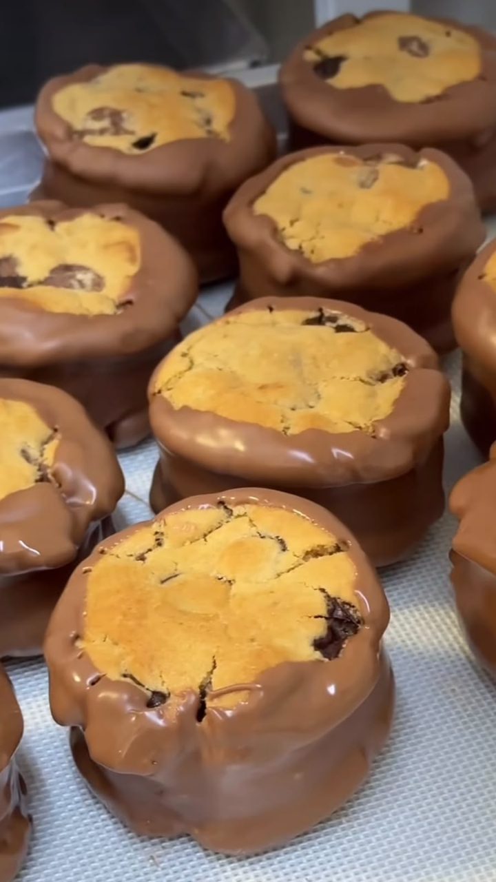 Ice cookies banhados em chocolate em produção