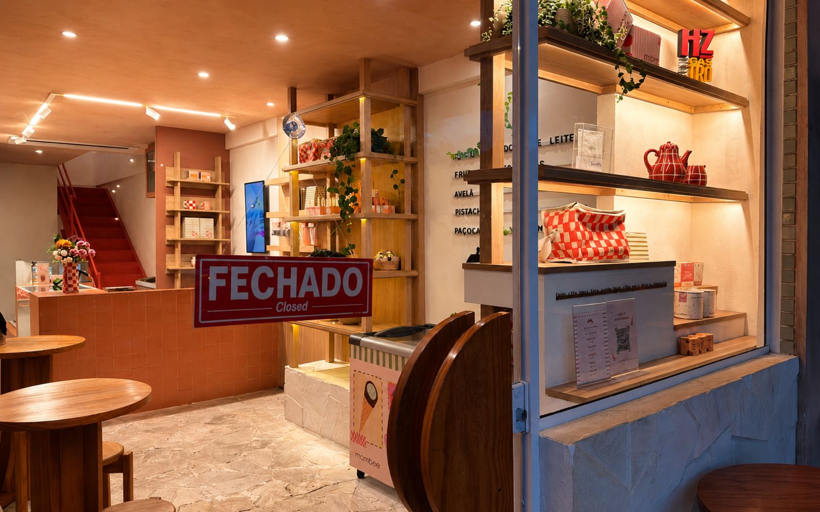 Fachada da Mombee com placa de fechado