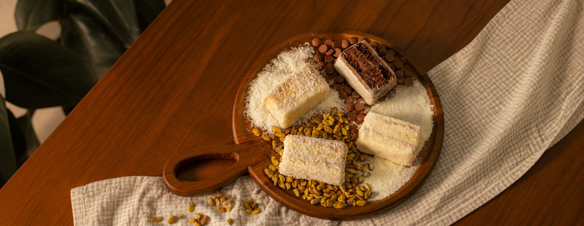 Bolos gelados Mombee em sabores coco, chocolate, pistache e leite em pó