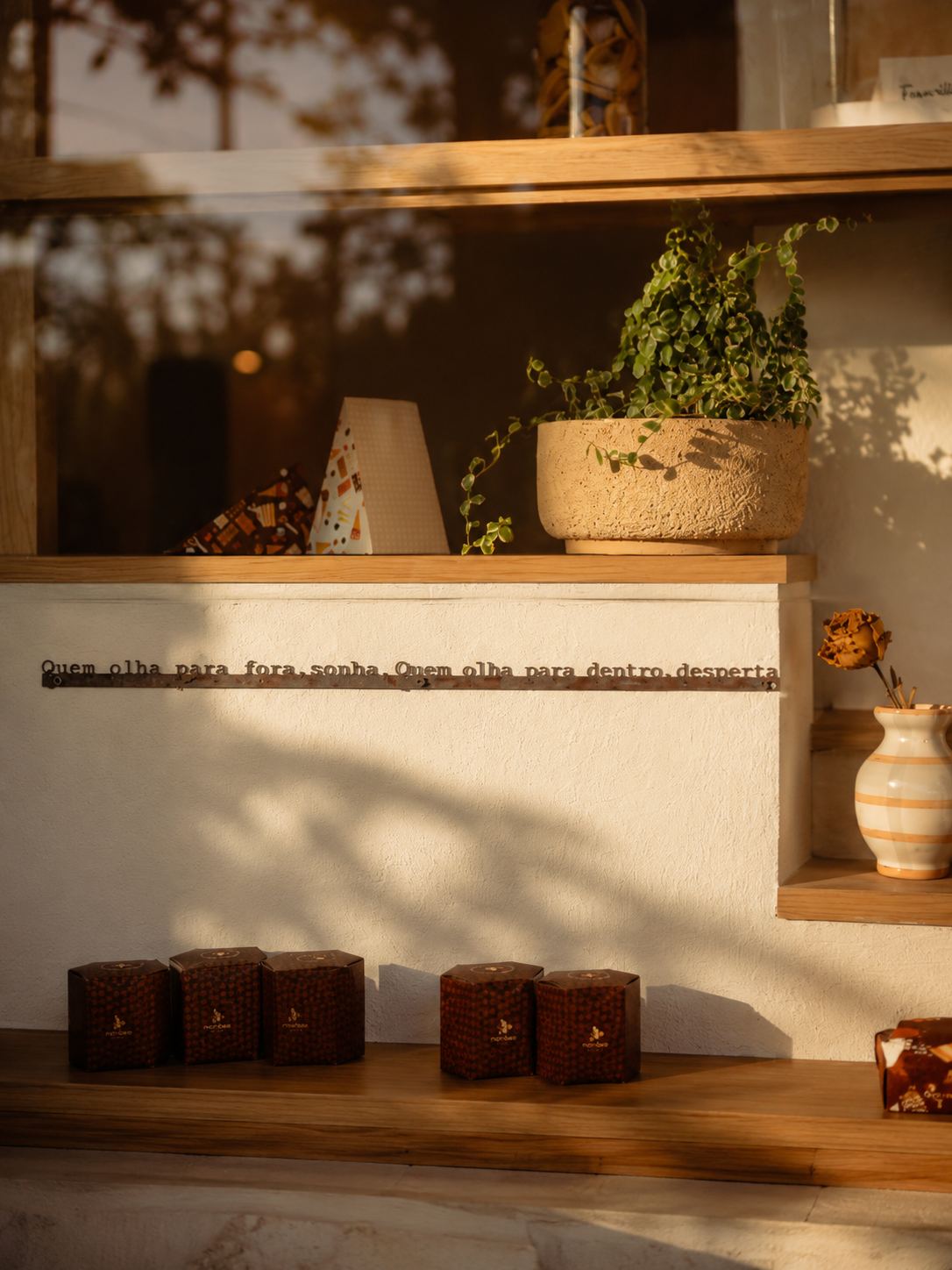 Vitrine da loja com a frase "Quem olha para fora, sonha. Quem olha para dentro, desperta."