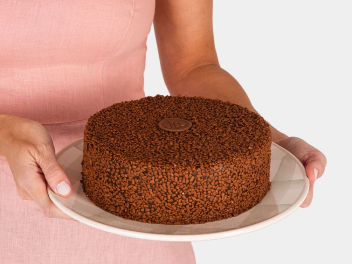 Bolo brigadeiro coberto de granulado com placa da Mombee