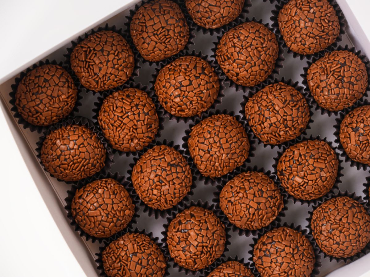 Caixa de brigadeiros gourmet com granulado, vista de cima