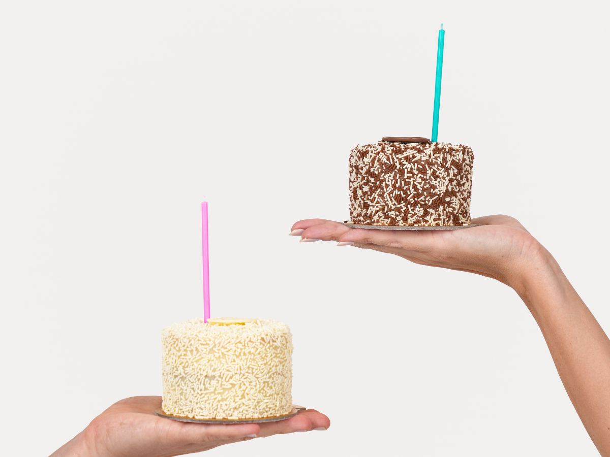 Dois mini bolos com granulado e velas coloridas