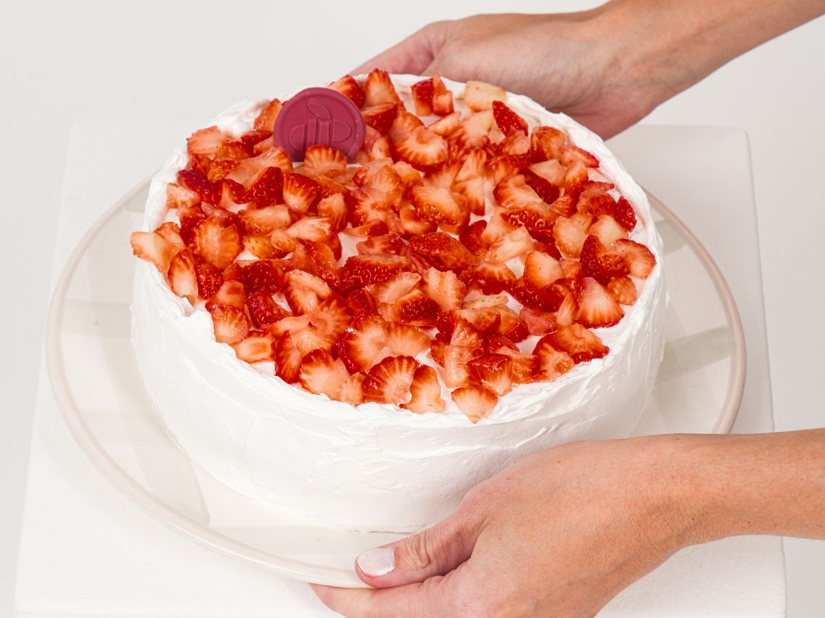 Torta de morango com chantili e morangos frescos