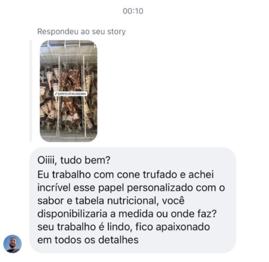 Mensagem elogiando o papel personalizado e perguntando a medida